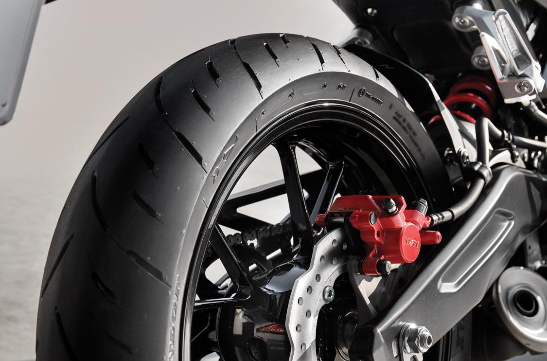 Lốp sau xe Honda CB150R Exmotion có độ ổn định cao