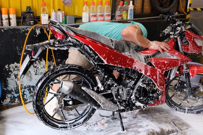 Bảo dưỡng xe máy thông qua rửa xe máy thường xuyên, sấy khô để tăng thêm tính thẩm mỹ cho xe